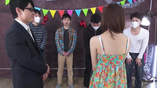JAPANESE CHINESE PORN CHARMING BABE MOUNTS ON A MONSTROUS MEAT ON THE